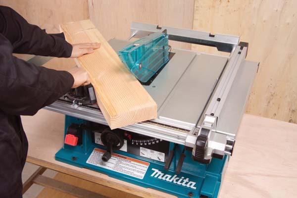 Загальний вигляд  настольной циркулярной пилы Makita 2704